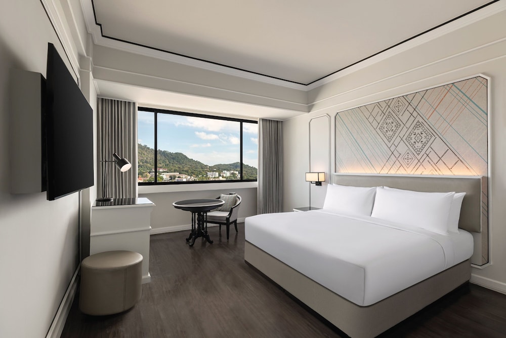 Junior Suite, 1 King Bed, City View photo 2