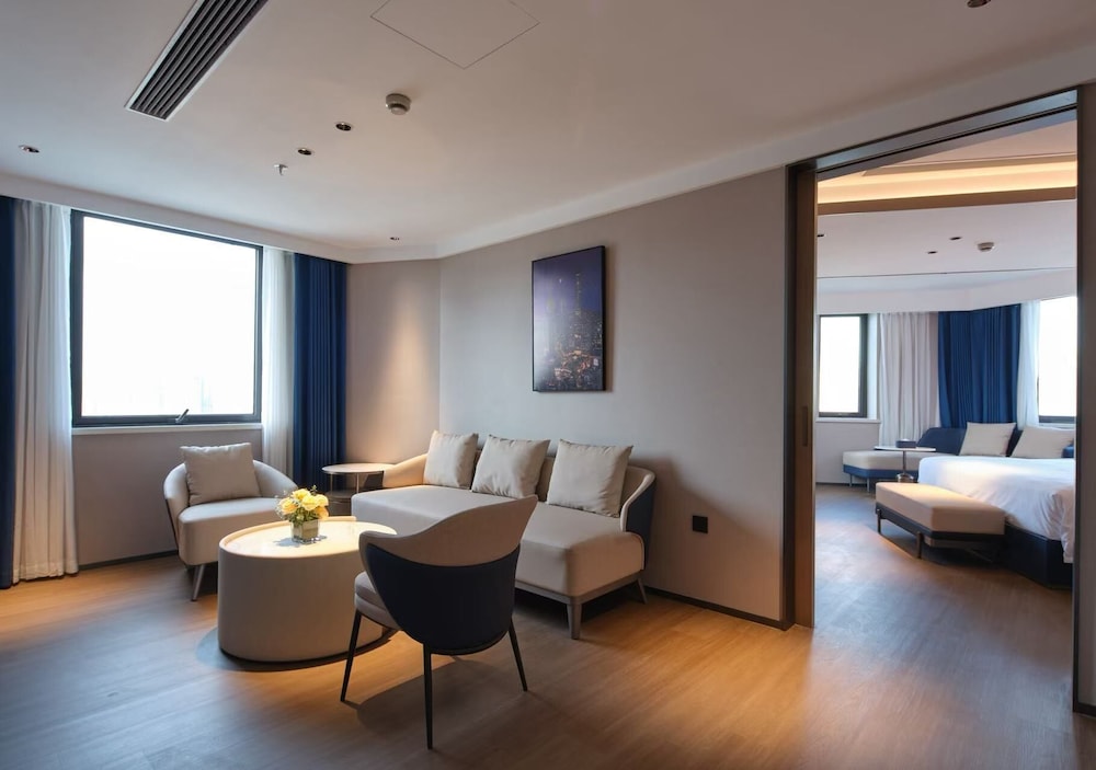 Panoramic view of the Bund, one living room, one bedroom suite