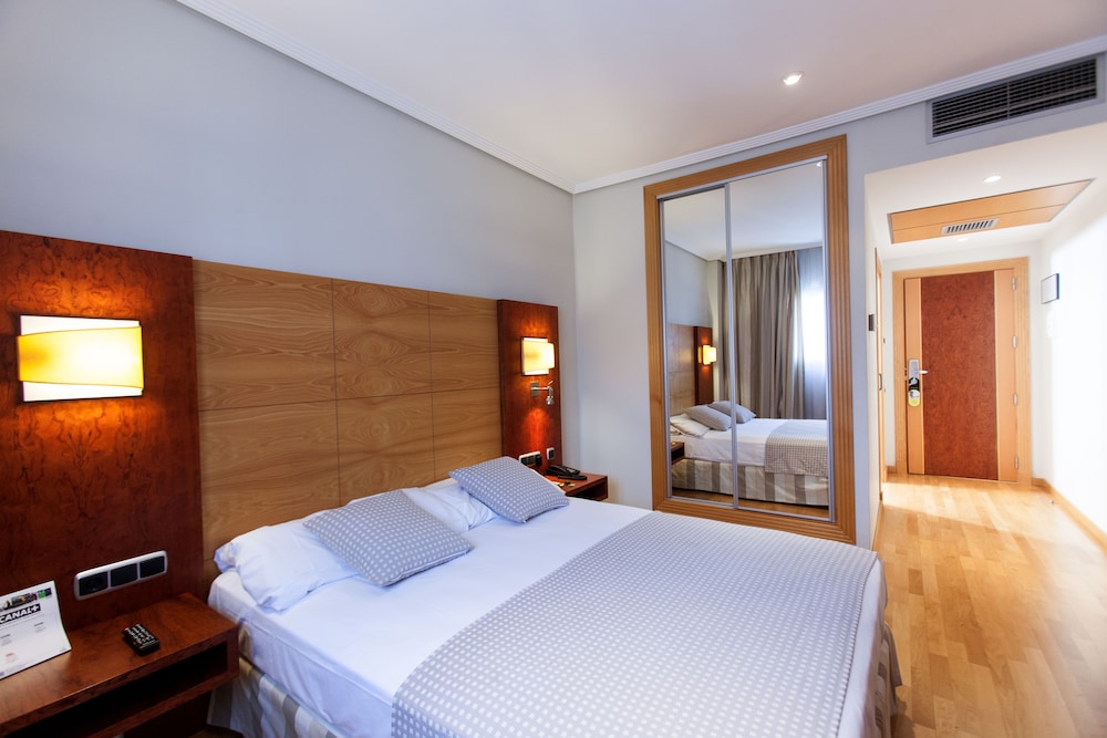 Double Room Single Use, 1 Queen Bed photo 2