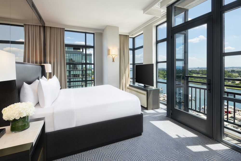 Suite, 1 Twin Bed, Non Smoking (Constellation)