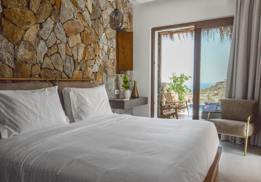 Deluxe Rock Suite with sea view and private pool