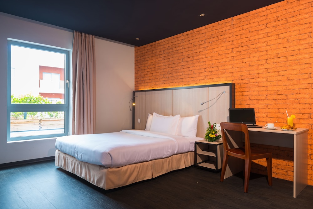 Standard Room, 1 Queen Bed photo 3