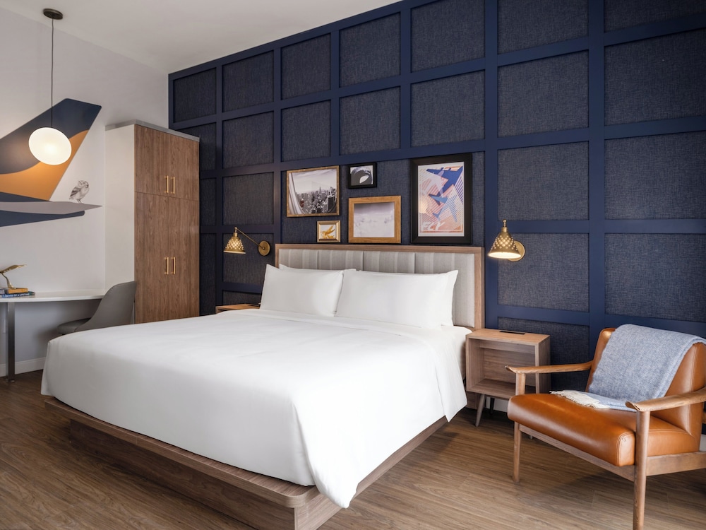 Grand Room, 1 King Bed, Transfer Shower (Mobility) - Photo 3