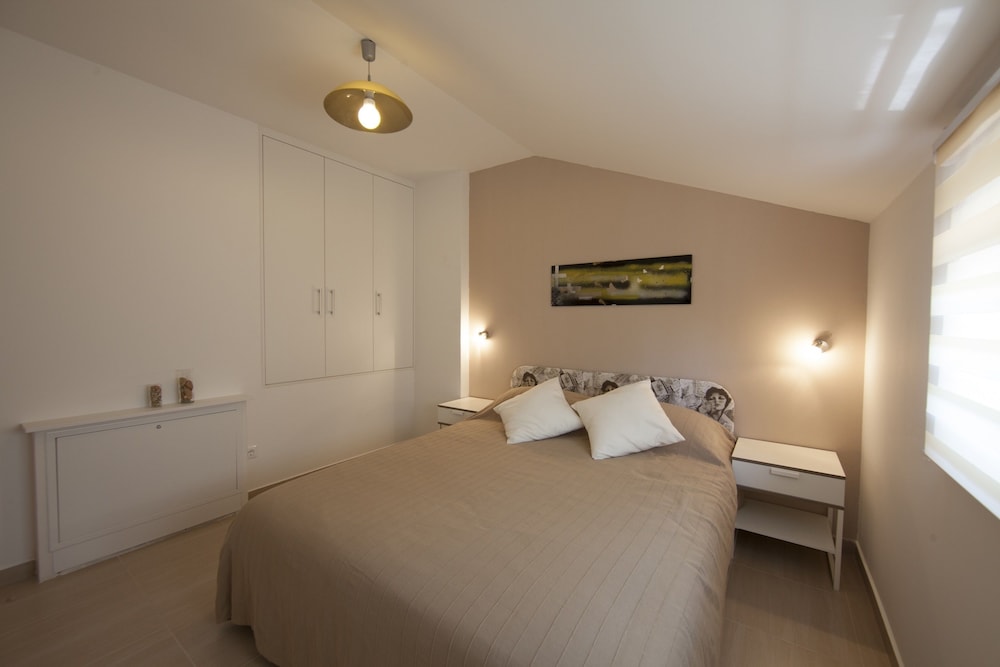 Suite (Second Floor)
