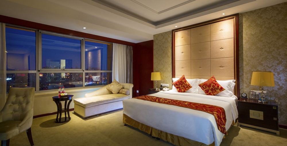 Business Room, 1 King Bed, Smoking photo 3