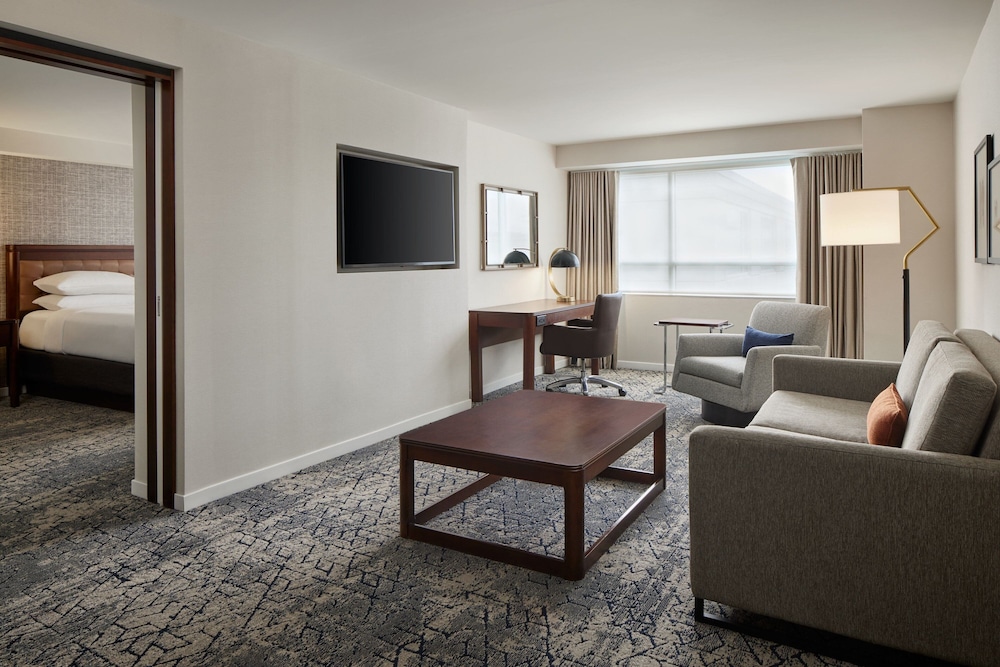 Suite, 1 King Bed with Sofa bed, Courtyard View photo 2