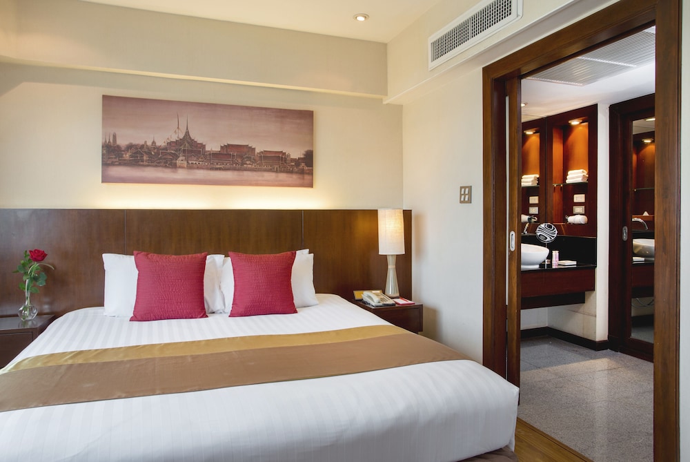 Suite, 1 King Bed, City View (Plaza)