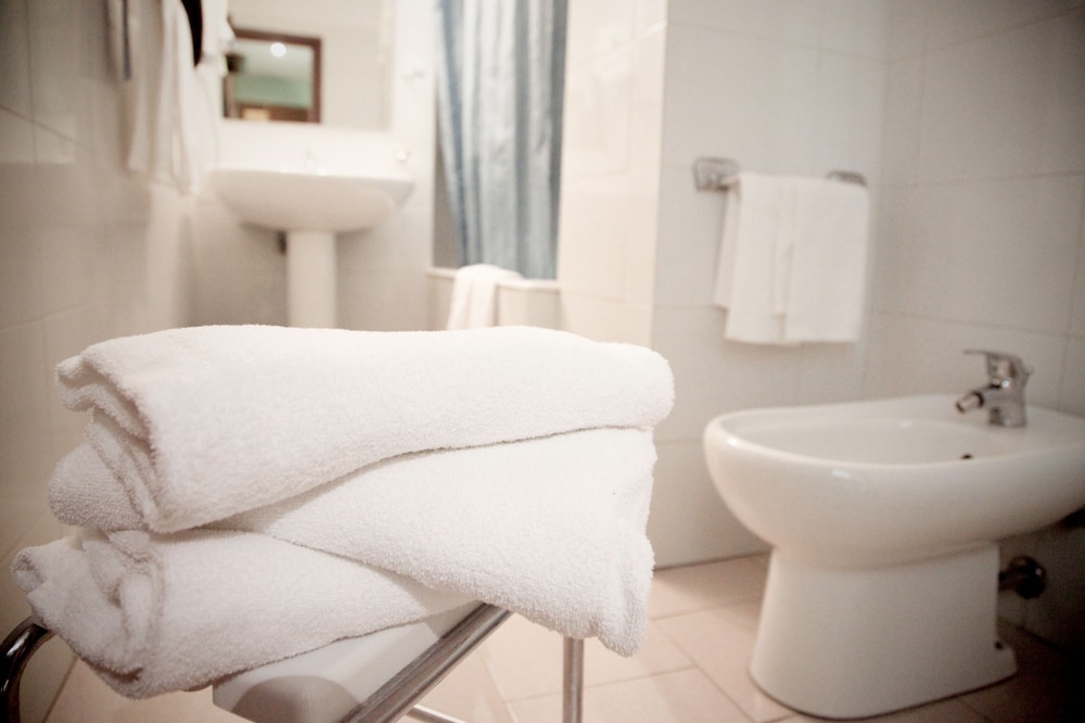 Economy Double or Twin Room, Private Bathroom - Photo 3