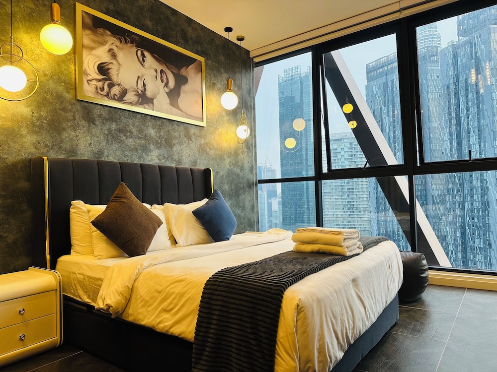 Signature Suite, 1 King Bed with Sofa bed