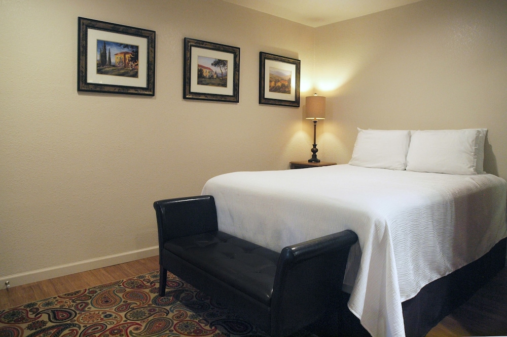 Single Room, 1 Queen Bed, Courtyard Area photo 2