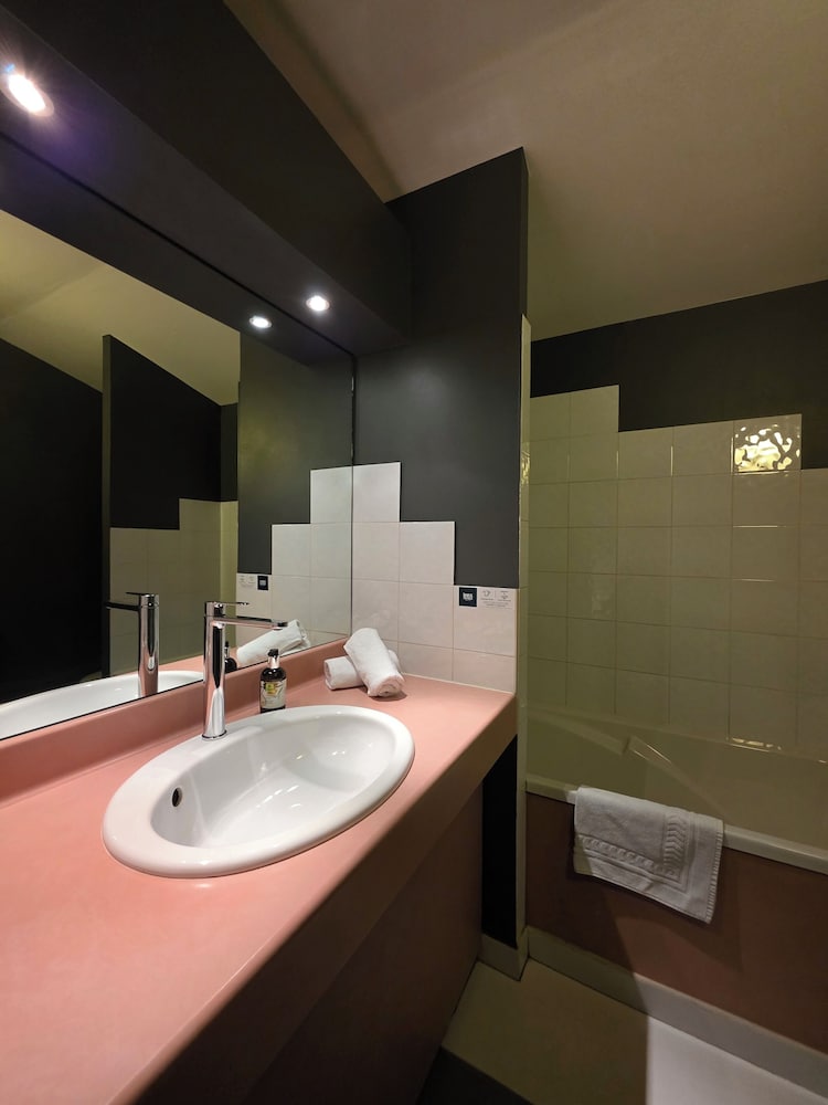 Standard Double Room - Photo 7
