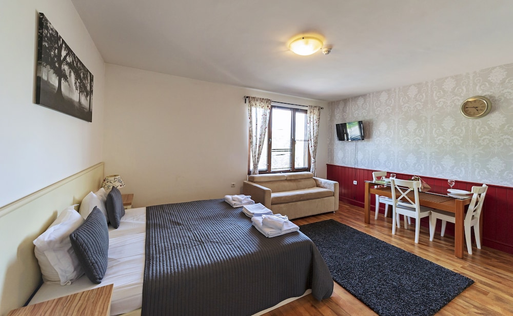 Family Studio (2 adults + 1 child)