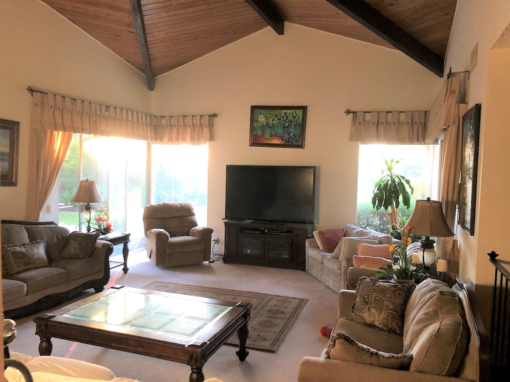 Premium Single Room, 1 King Bed, Non Smoking, Garden View photo 3