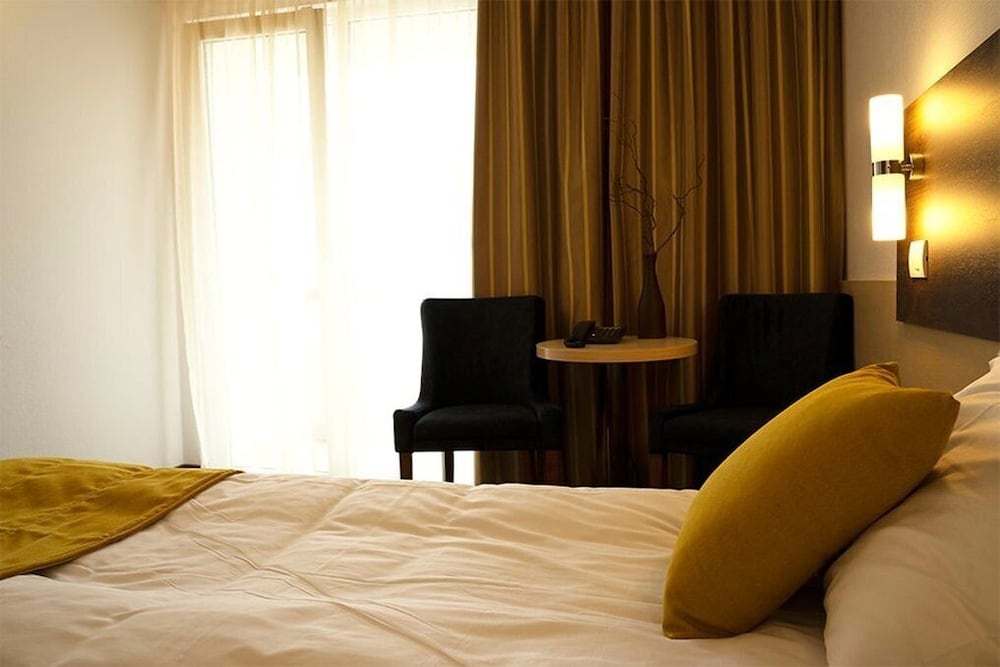 One Queen Bed Room, With Sea-View, Air-Condition, Balcony, Nonsmoking