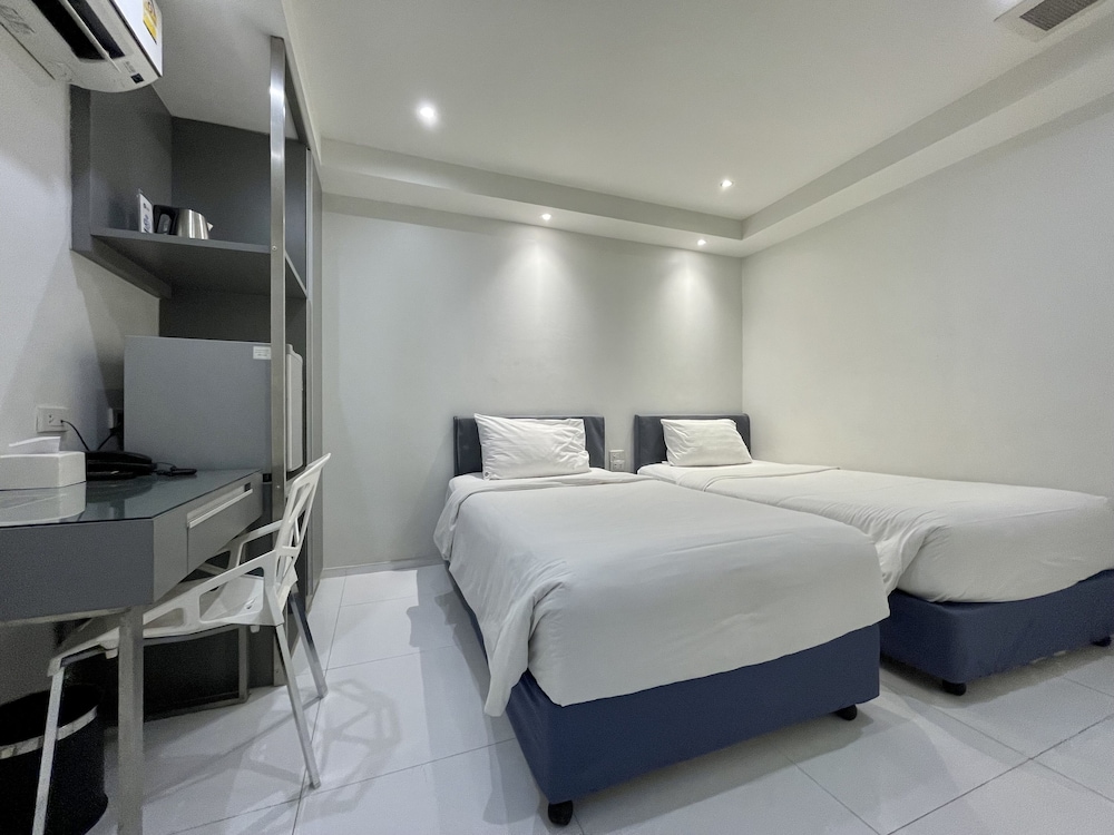 Cubic No Window, 2 Single Beds photo 1