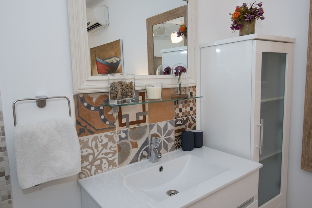 Basic Double Room, 1 Double Bed, Terrace, Ground Floor photo 2