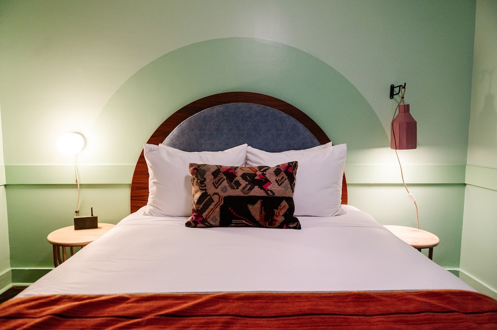 Double Queen Suite (24/7 Front Desk) - Photo 5