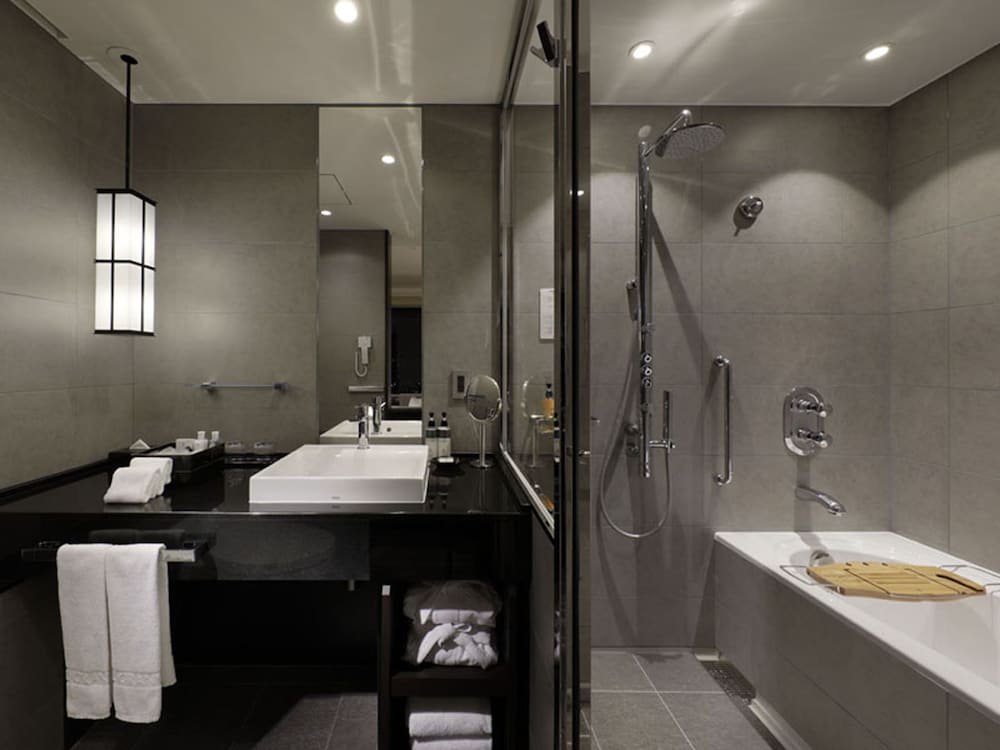 Non Smoking, 1 King Bed, Granvia Deluxe Room with Club Lounge Access - Photo 5