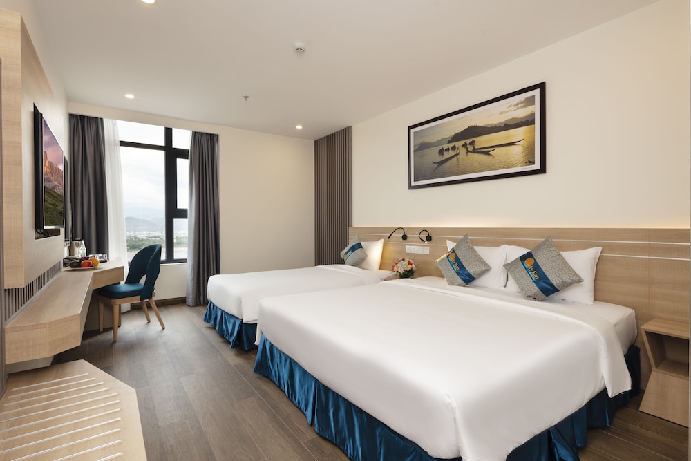 Deluxe Triple Room, City View photo 1
