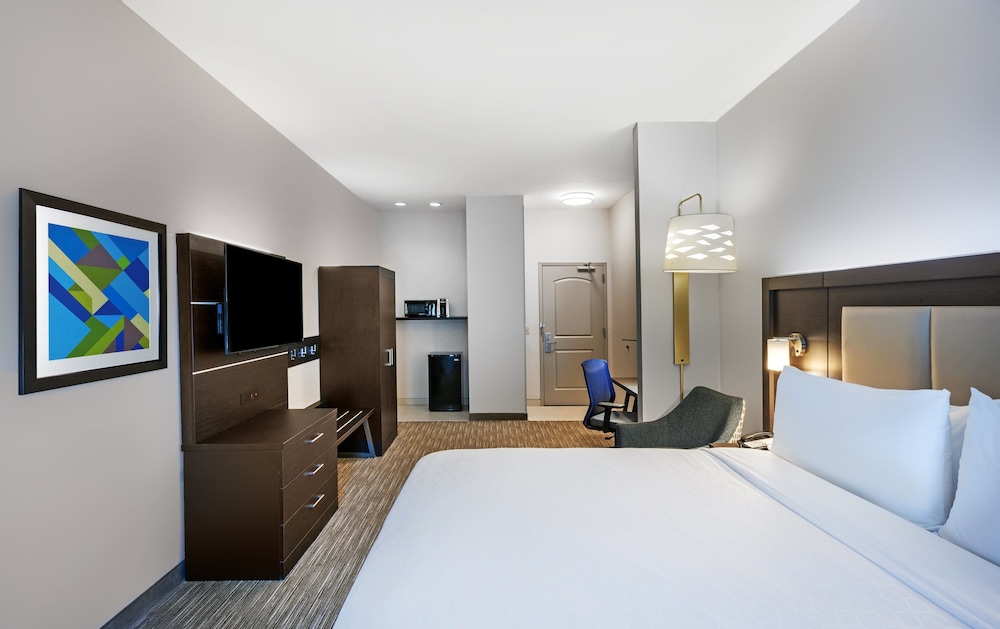 Standard Room, 1 King Bed, Accessible (Communications, Roll-In Shower) - Photo 2