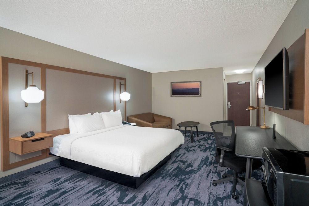 Room, 1 King Bed (Mobility/Hearing Access, Roll-In Shwr) photo 2