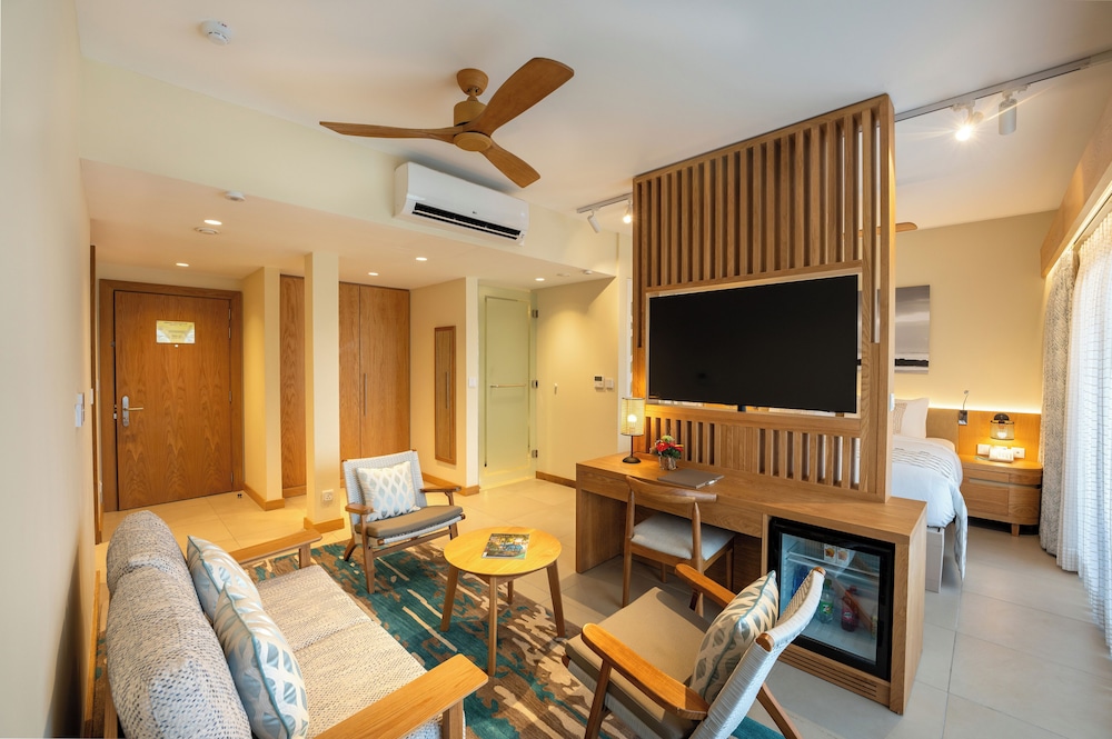 Suite, Pool View