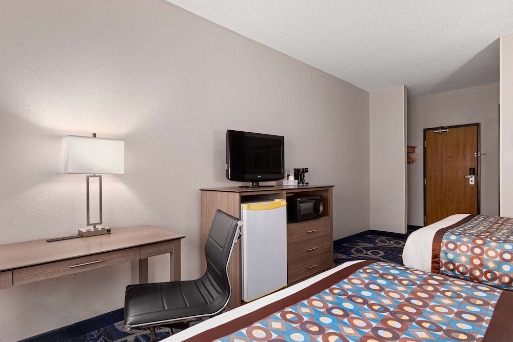 Room, 2 Queen Beds, Non Smoking - Photo 3