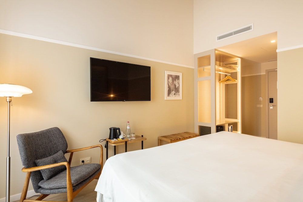Superior Double or Twin Room, City View - Photo 3