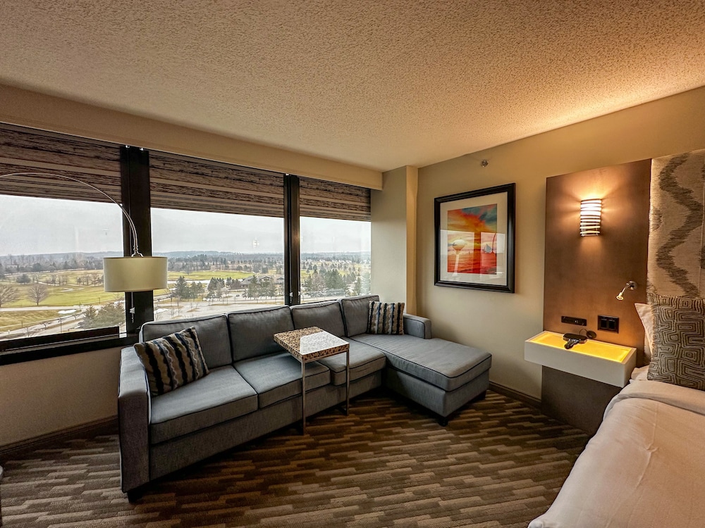Deluxe Room, 1 King Bed, Golf View, Tower (Tower Deluxe King Bed)