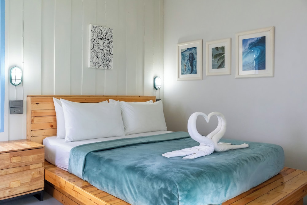 Standard Room, 1 Queen Bed, Private Bathroom, Pool View - Photo 4