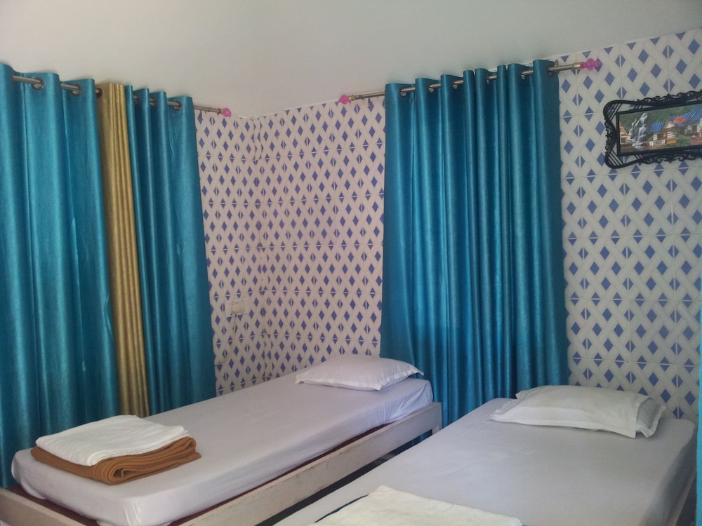 Luxury Cottage, 1 King Bed, Private Bathroom, Lake View