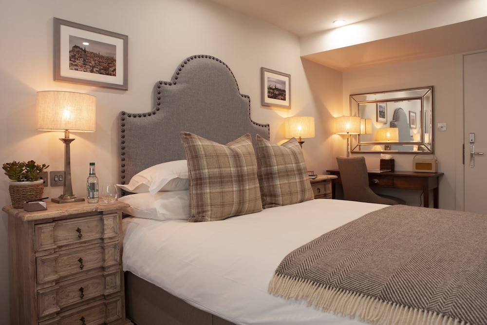 The House Superior Room (located at 5 Hampton Terrace) - Photo 8