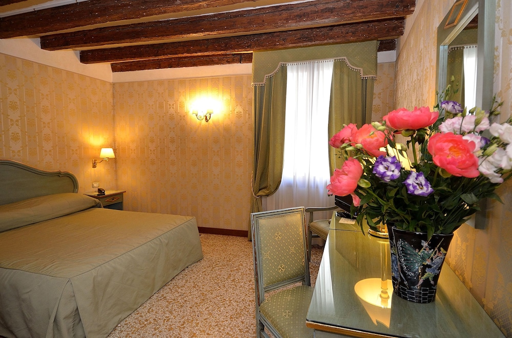 Deluxe Double Room, Canal View photo 3
