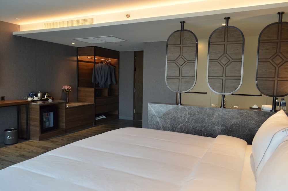 Deluxe Room, 1 King Bed, Balcony photo 2