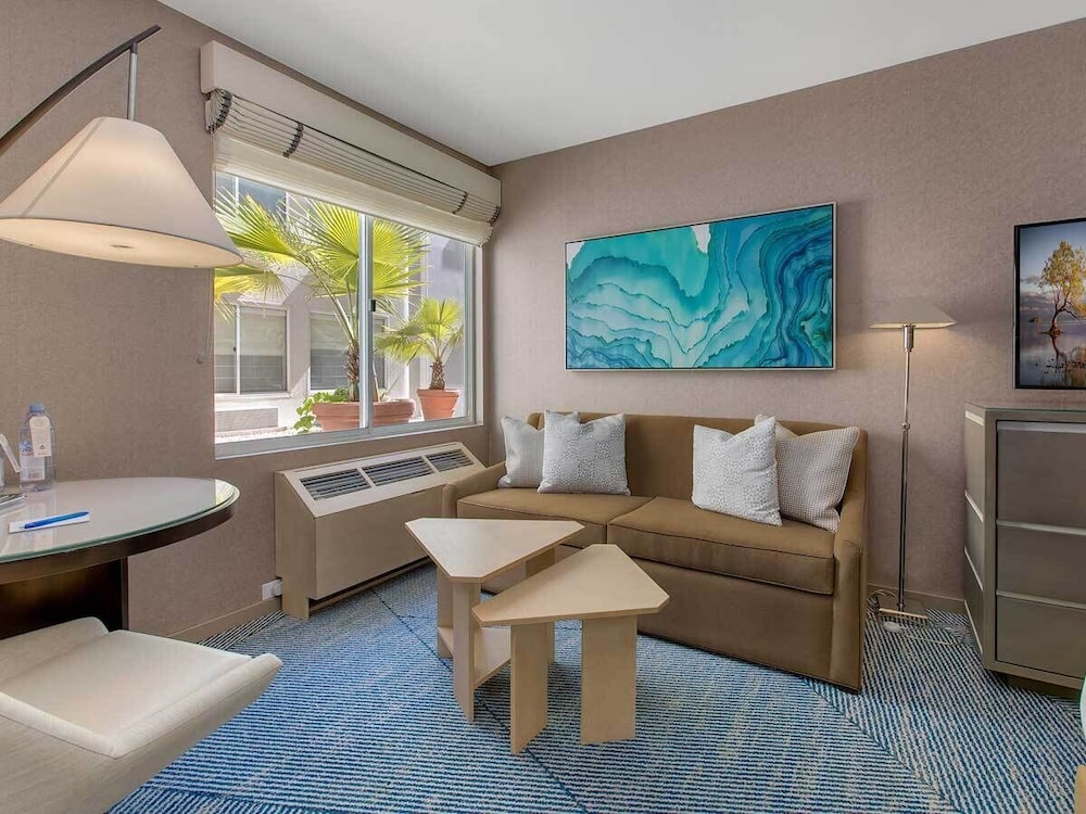 Junior Suite, 1 Queen Bed - Photo 4