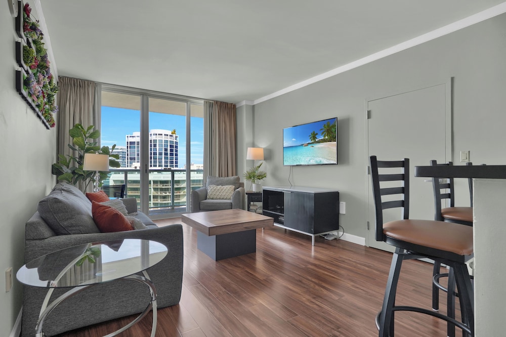 Comfort Condo, 1 King Bed with Sofa bed, Balcony, Ocean View photo 2
