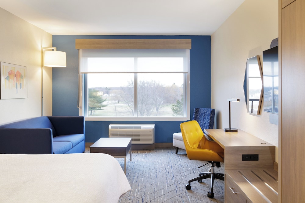 Suite, 1 King Bed, Accessible (Comm, Roll-In Shower) - Photo 2