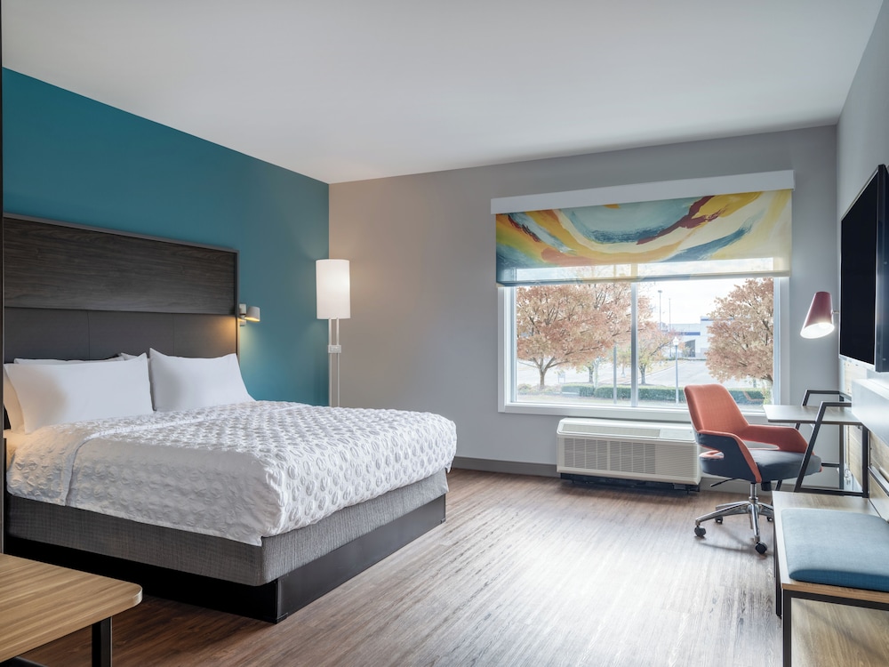 Room, 1 King Bed, Accessible (Hearing) - Photo 1