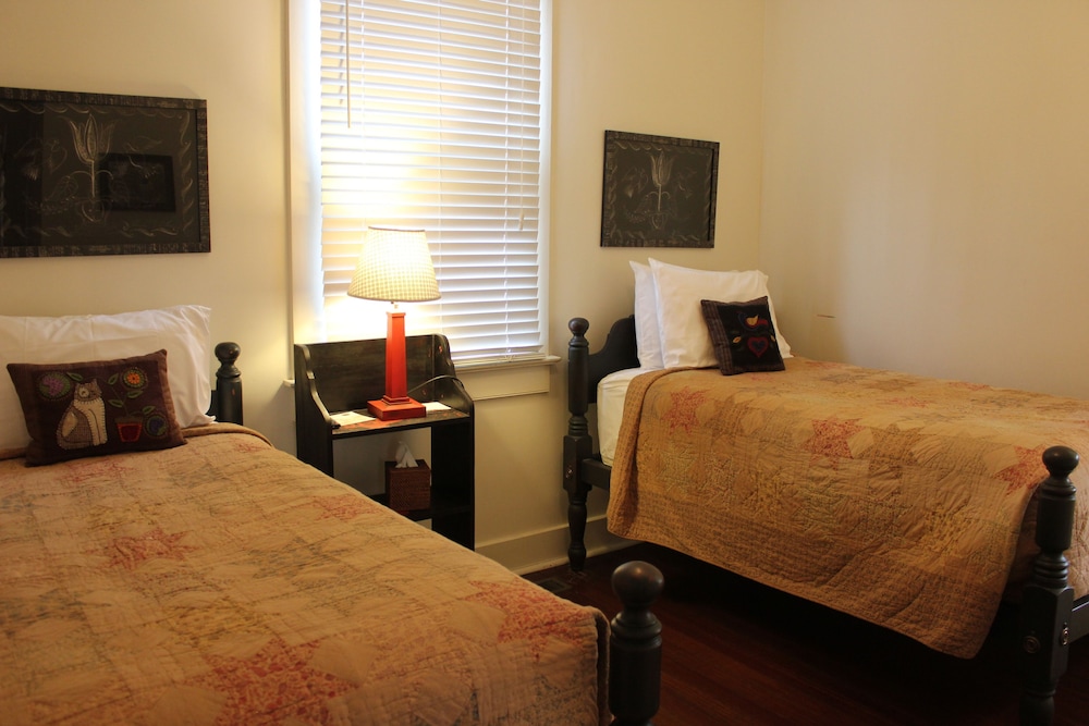 Vineyard Cottage Whole House Rental photo 1