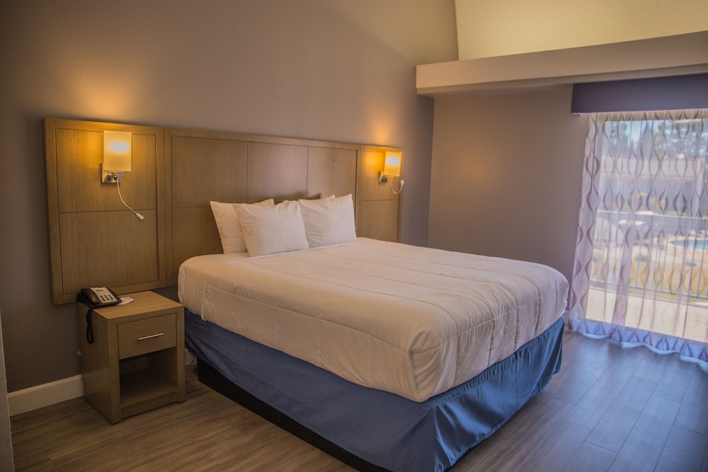 Standard Room, 1 King Bed, Balcony photo 3