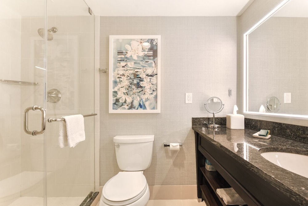 Room, 1 Queen Bed, Accessible (Hearing) - Photo 10