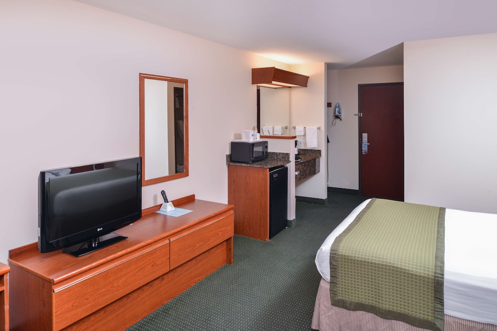Room, 1 Queen Bed, Non Smoking (Pet-Friendly) - Photo 1