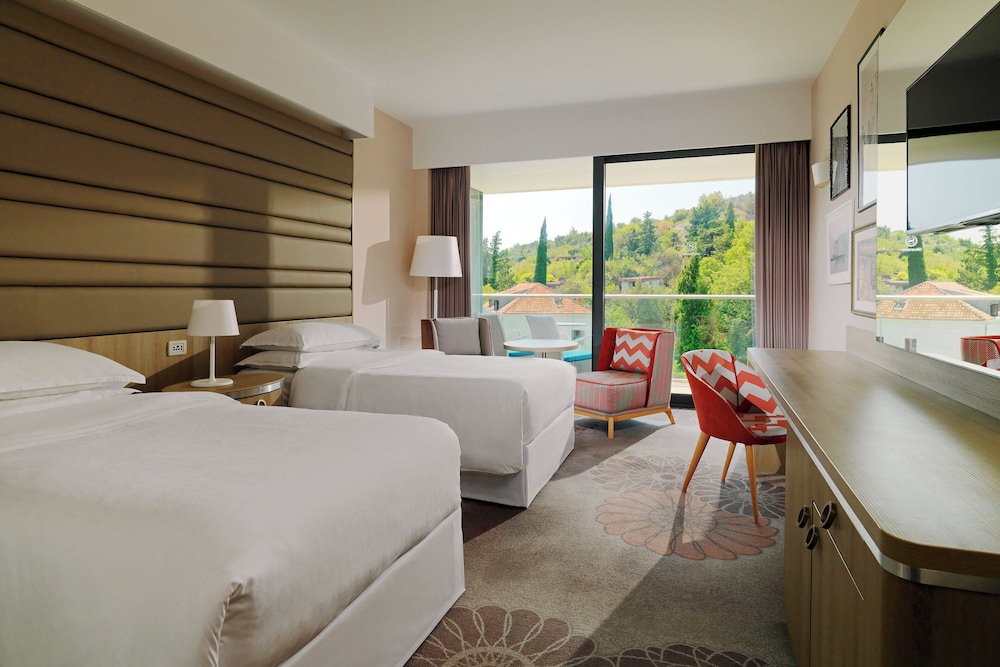Classic Room, 1 King Bed, Courtyard View