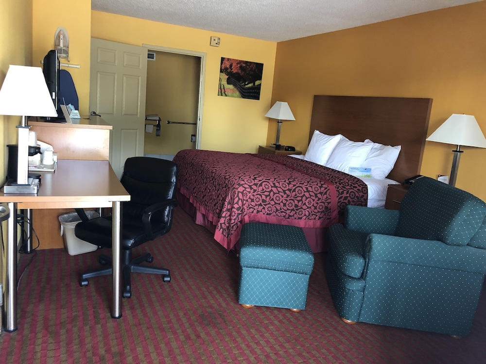 Room, 1 King Bed, Accessible, Non Smoking - Photo 4