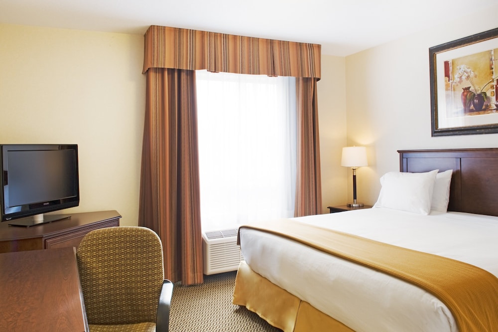 Suite, 1 King Bed, Microwave - Photo 2