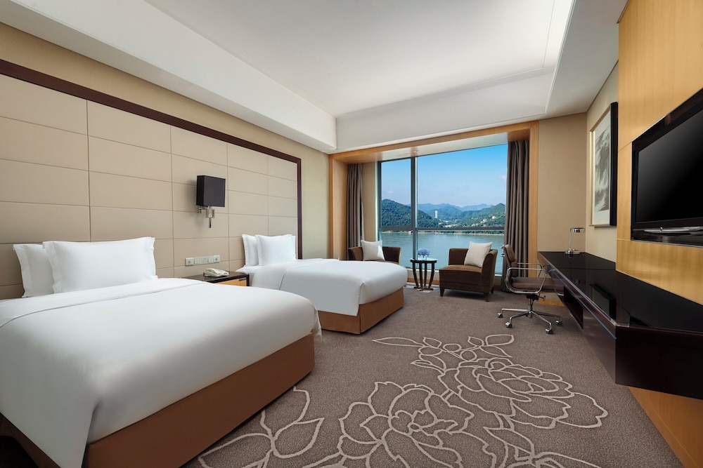 Standard Room, 2 Twin Beds, Business Lounge Access, River View (High Floor)
