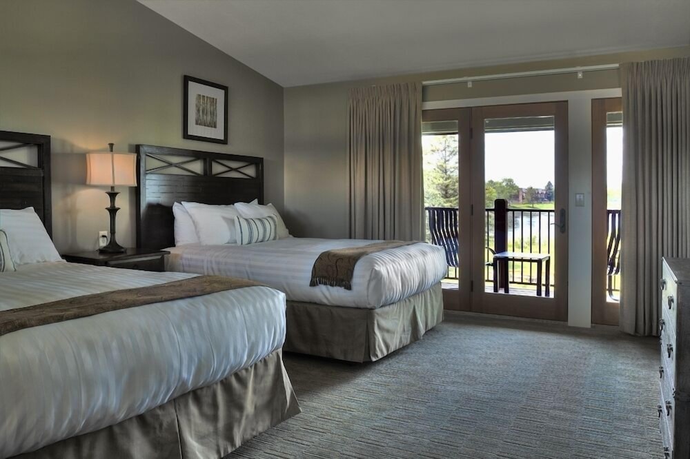 Voyageur Wilson Bay 2 Queen Beds w/ deck or balcony overlooking Wilson Bay photo 1