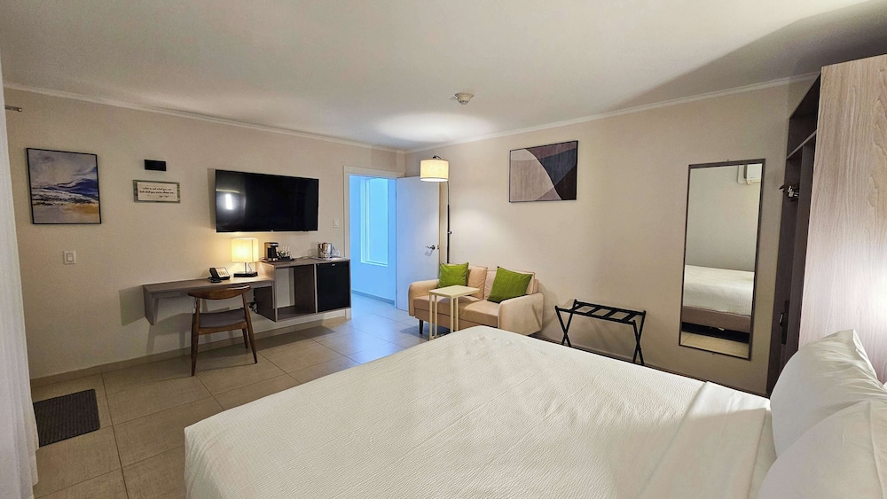 Standard Room, 1 King Bed, Pool View