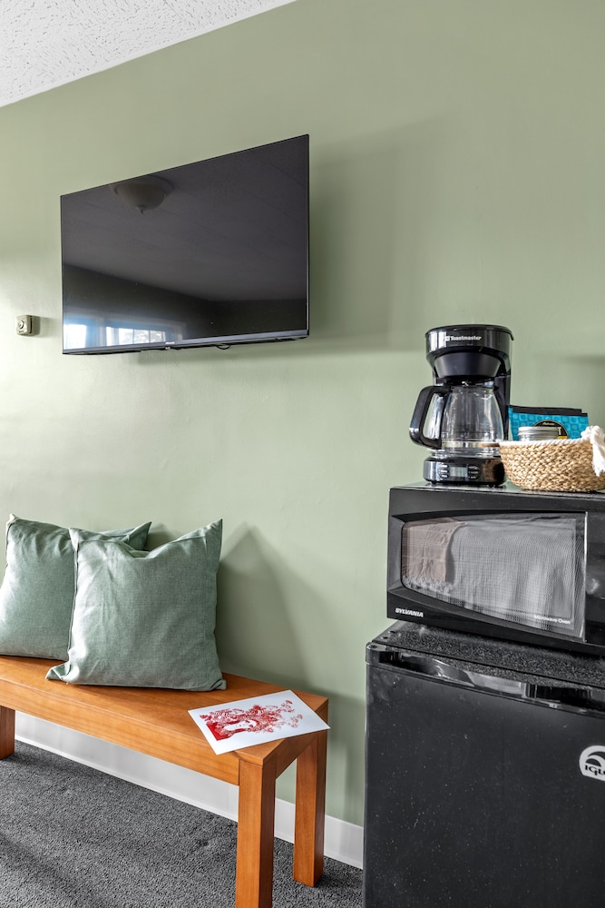 Family Studio Suite, 2 Queen Beds, Kitchenette, Pool View photo 2