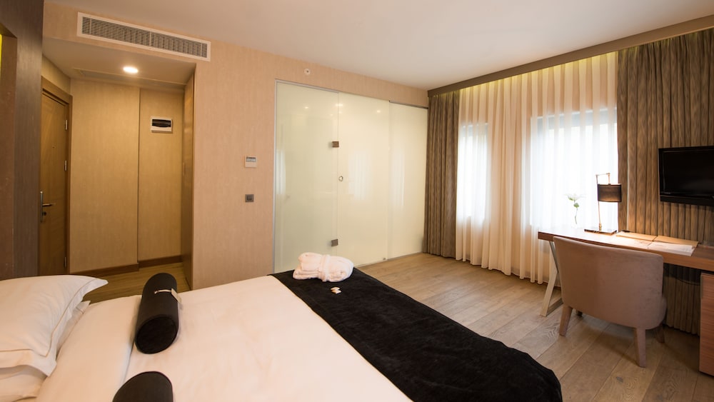 Superior Twin Room thumbnail 6